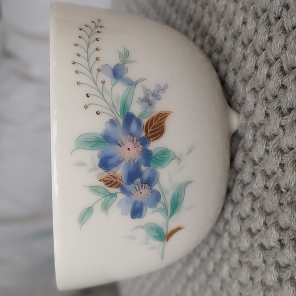 AKECHI teacup macha bowl gold leaf blue flowers crisp white Japanese catchall - Picture 3 of 16